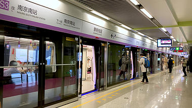 4k实拍乘坐南京地铁上下班人流视频视频的预览图