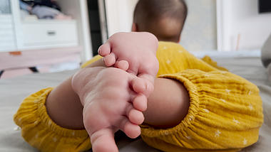4k实拍可爱的婴儿宝宝小脚视频的预览图