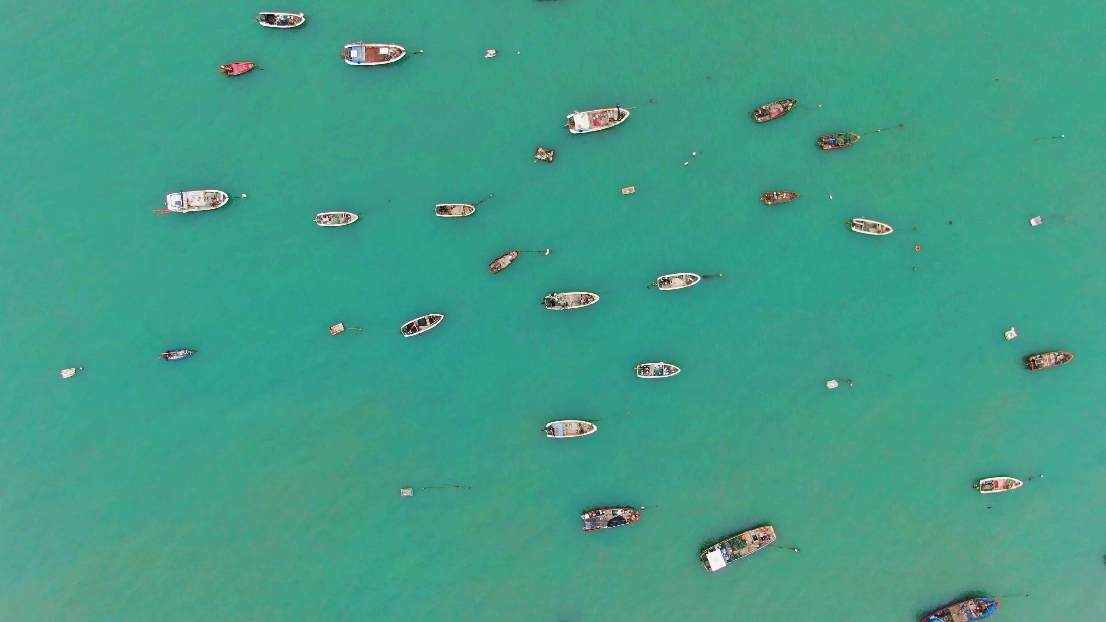 4K航拍蓝色大海上的船只视频视频的预览图