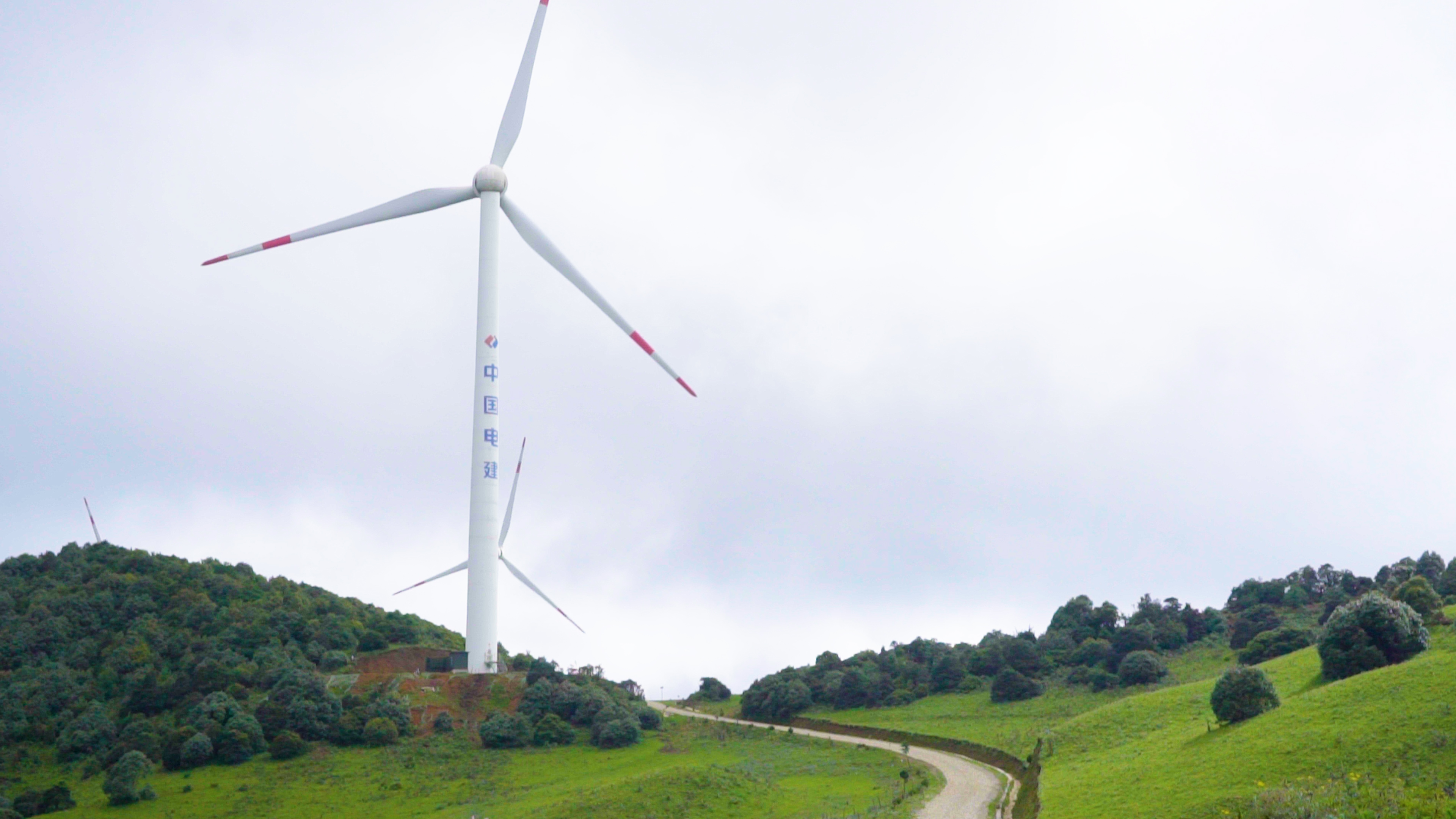 4k实拍云南草坪上的风力发电机视频的预览图