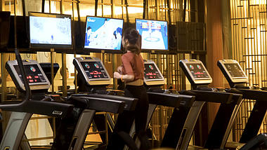 4k实拍健身房跑步机上运动跑步的女孩视频的预览图