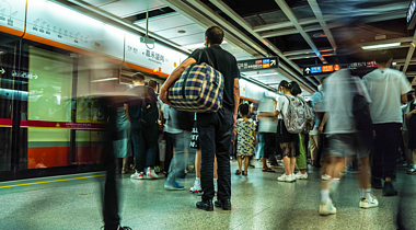4k广州嘉禾望岗地铁站人流拥挤延时摄影视频的预览图