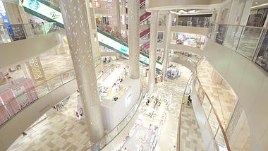 4k广州时尚大型购物商场室内环境视频的预览图