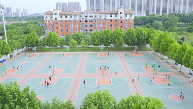 4k俯拍夏天学校球场男生打篮球青春校园实拍视频的预览图