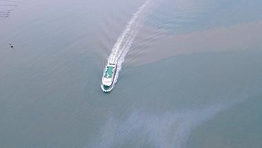 4K航拍海上行驶游船快艇视频视频的预览图