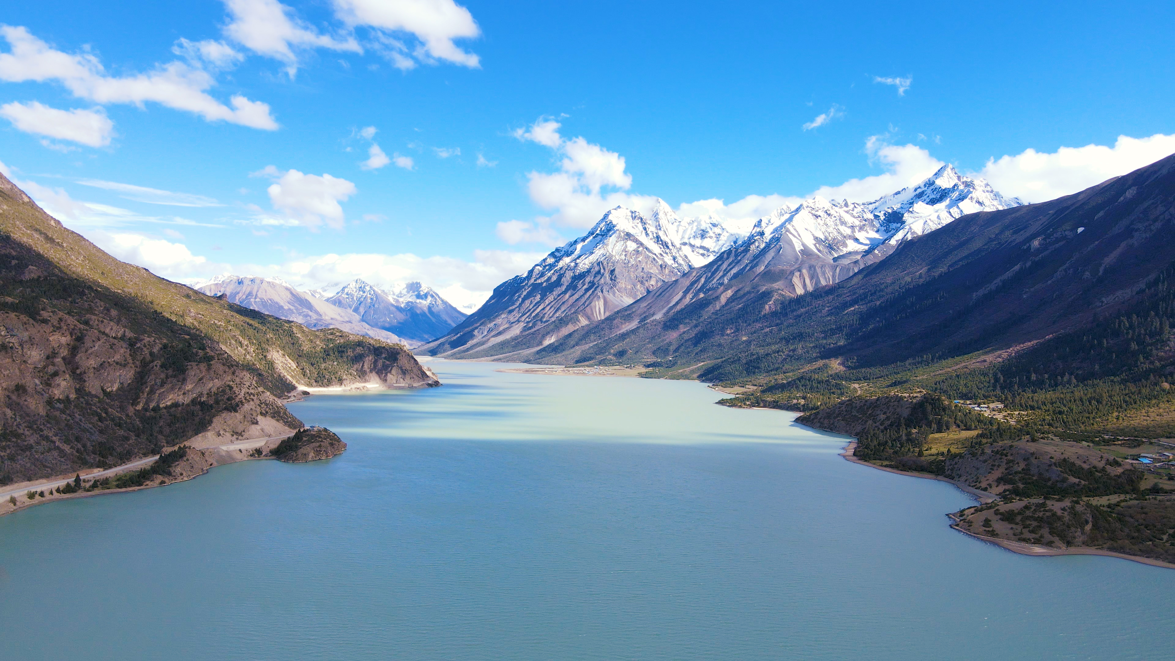 4K航拍雪山下的天然湖泊大自然山峰山脉湖水美景视频的预览图