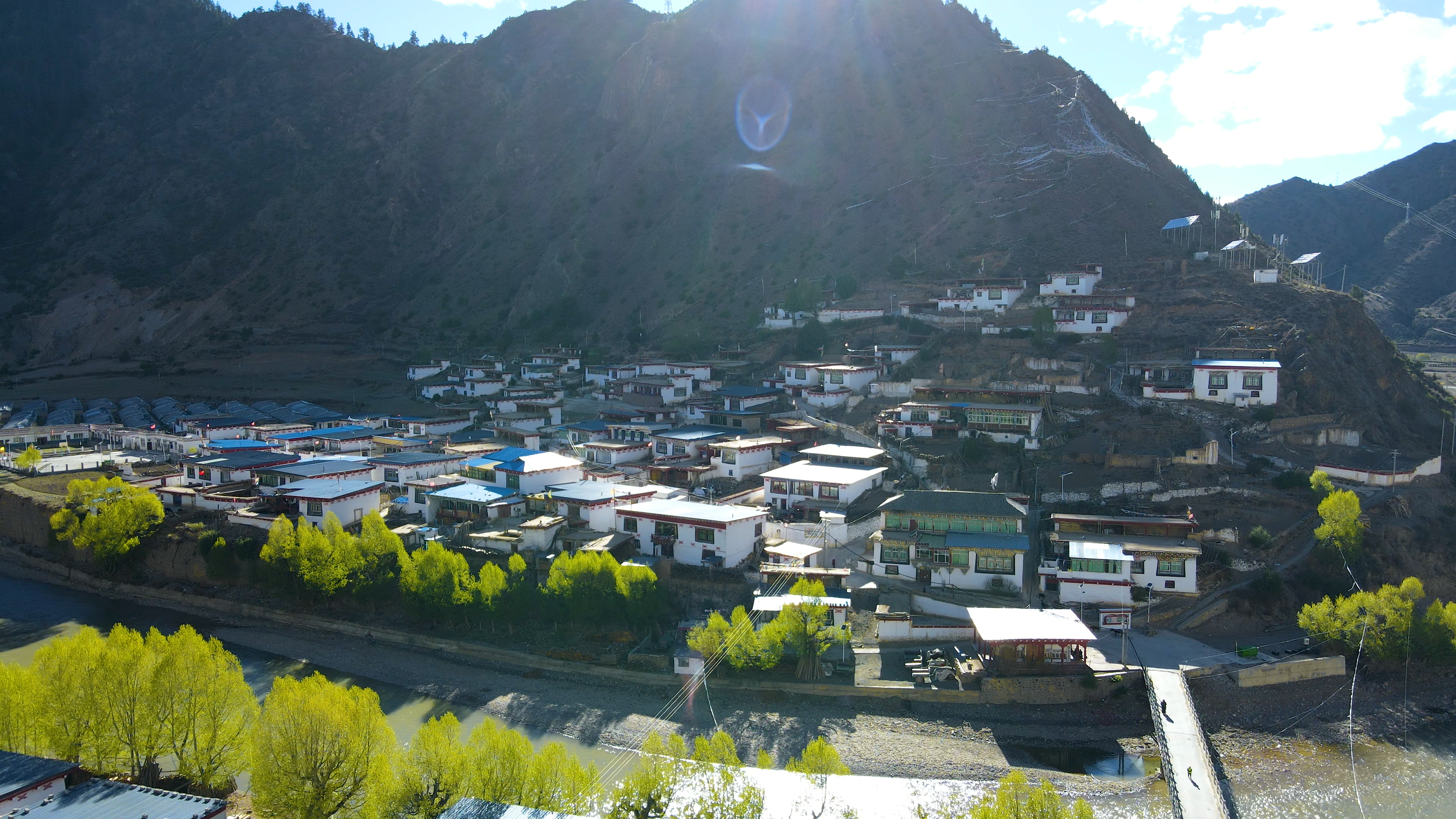 4K航拍唯美藏村寨民居胡杨树视频的预览图
