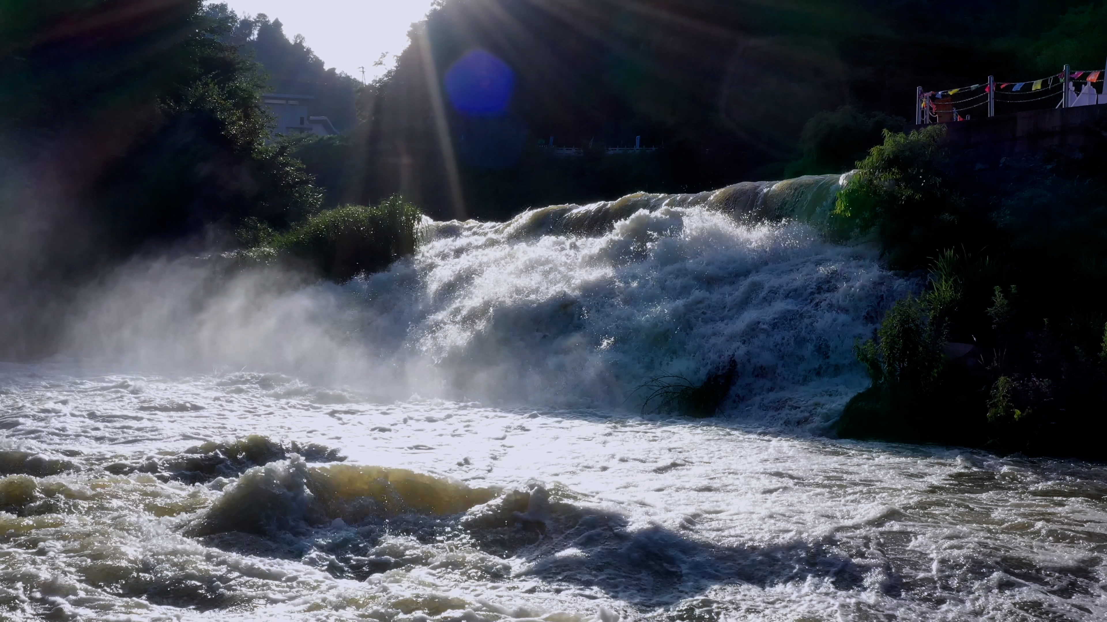 4K拍摄河谷洪水涝水长江水视频的预览图