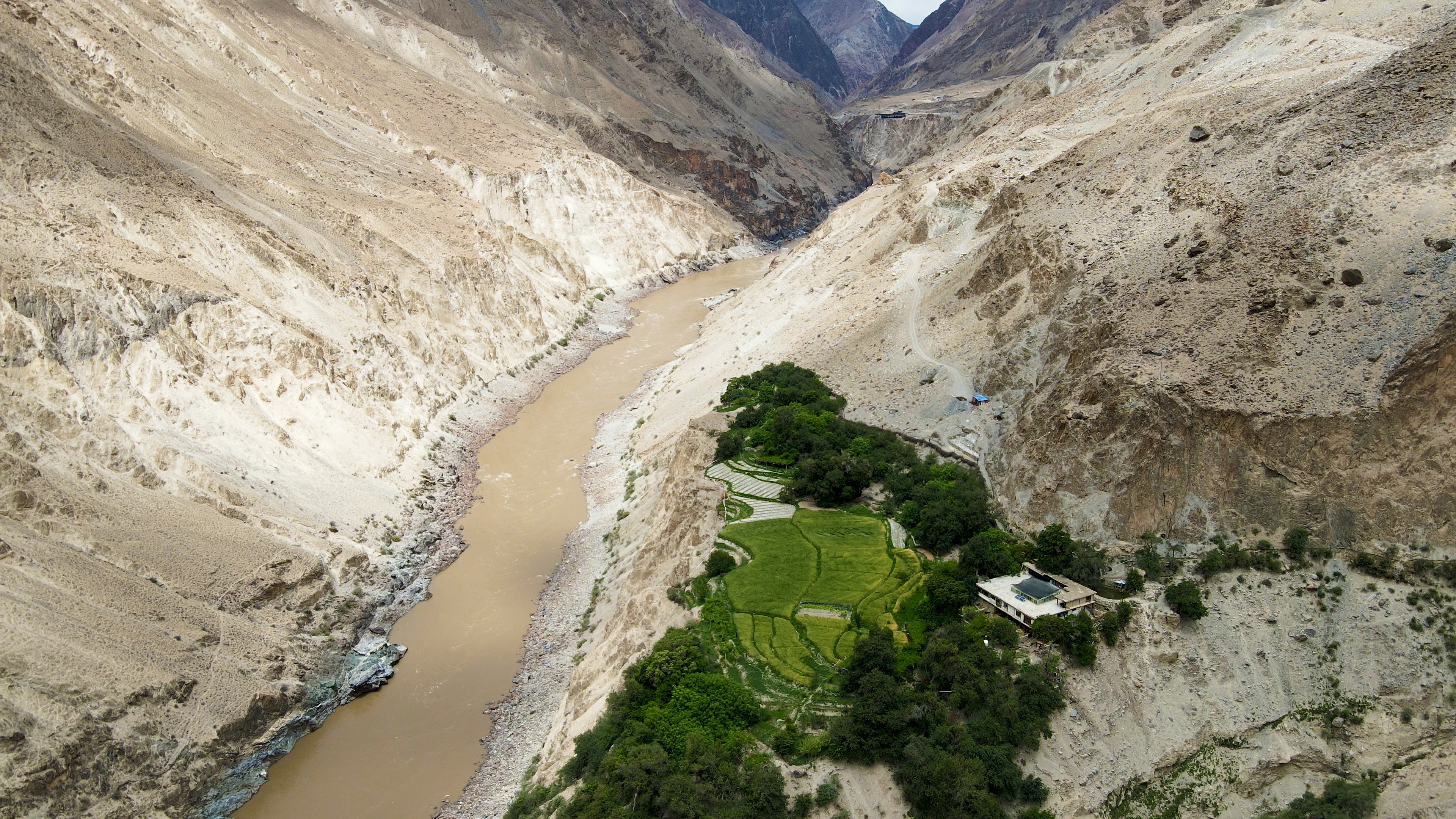4K航拍中国怒江上游峡谷地貌视频的预览图