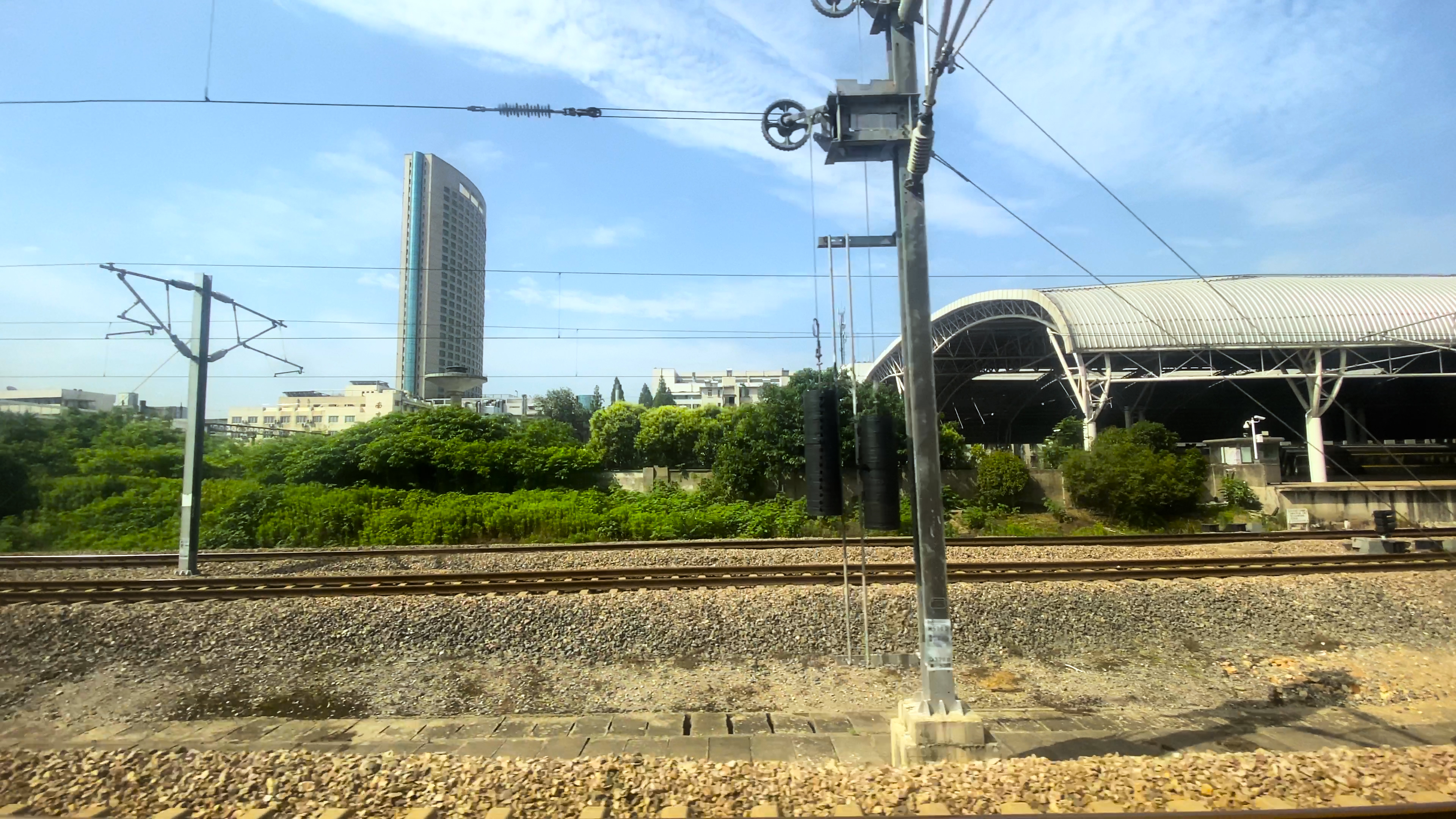 4K高铁站列车出站窗外风景视频的预览图