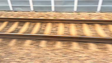 4K实拍高铁窗外铁轨高速行驶的高铁铁轨视频的预览图