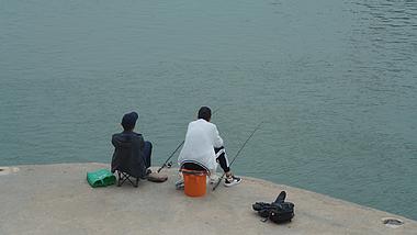 4k男人钓鱼聊天退休生活人物背影实拍视频的预览图