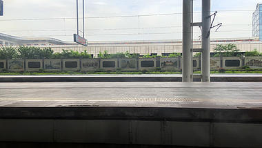 4K实拍高铁车窗外高铁出站视频的预览图