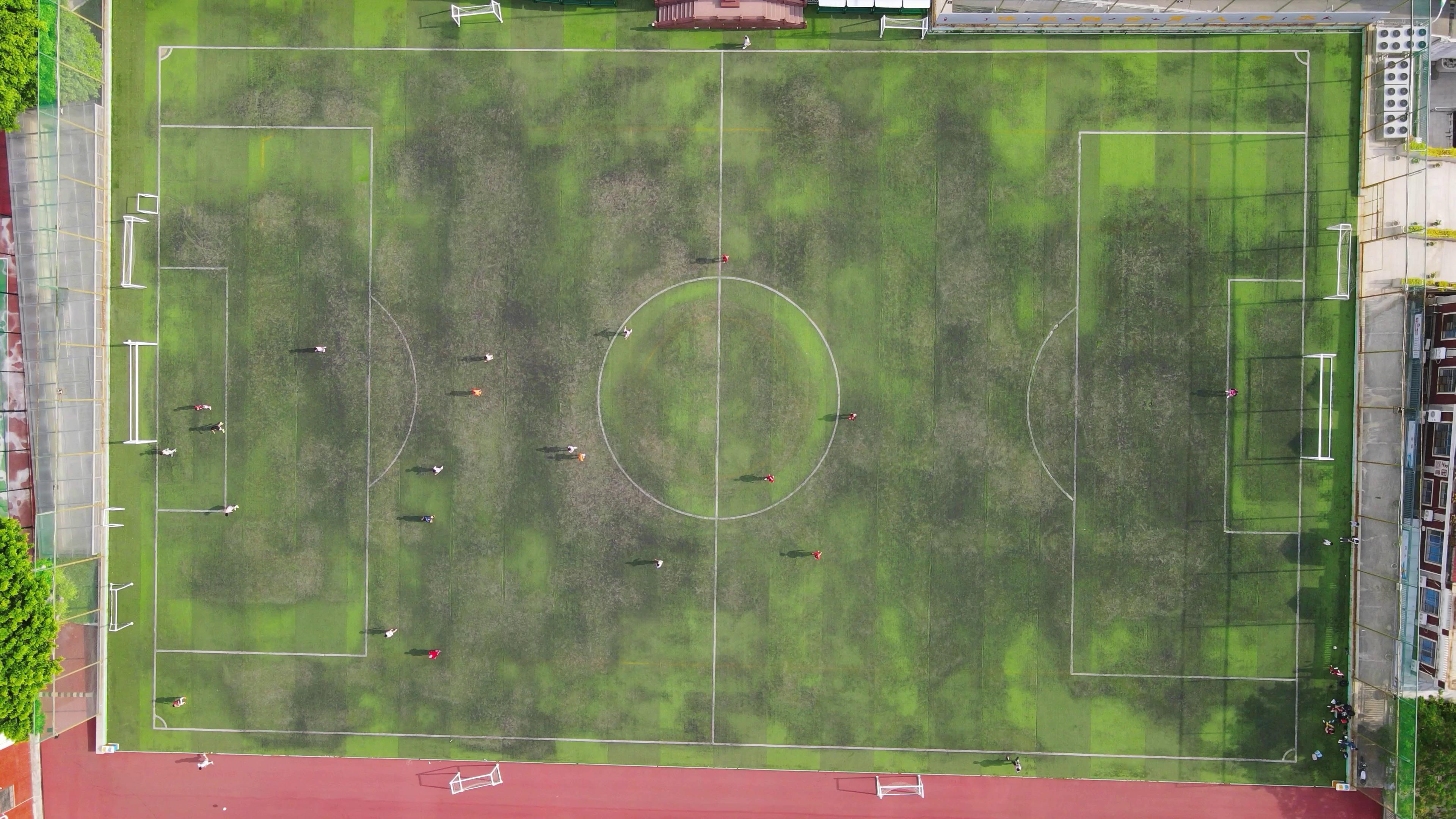 4k航拍足球场踢足球运动视频视频的预览图