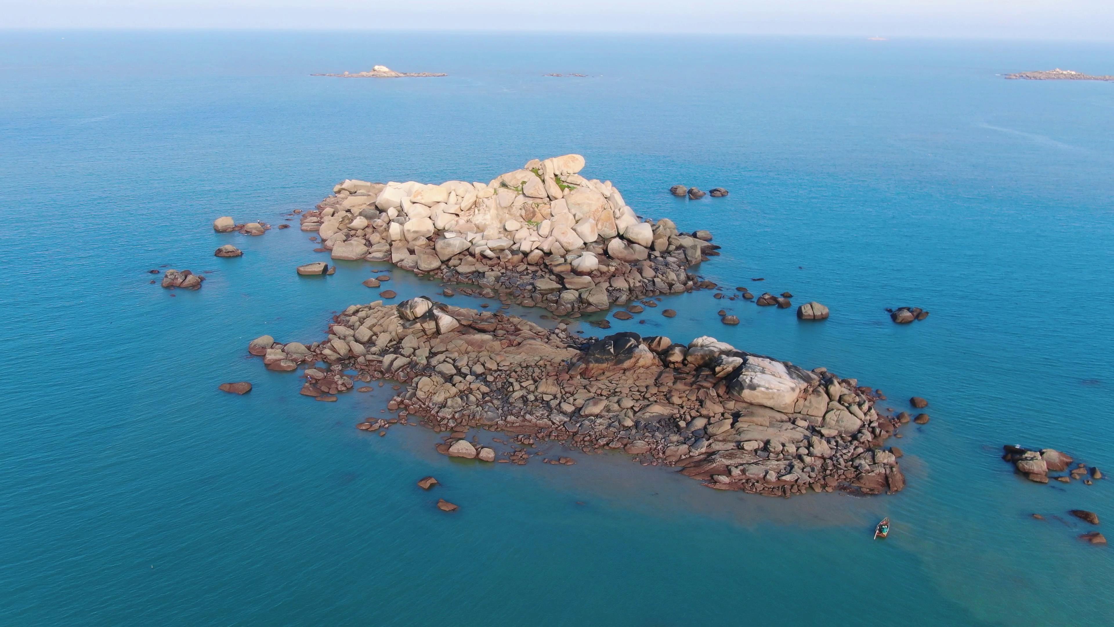 4K航拍海上礁石岛屿自然风景视频视频的预览图