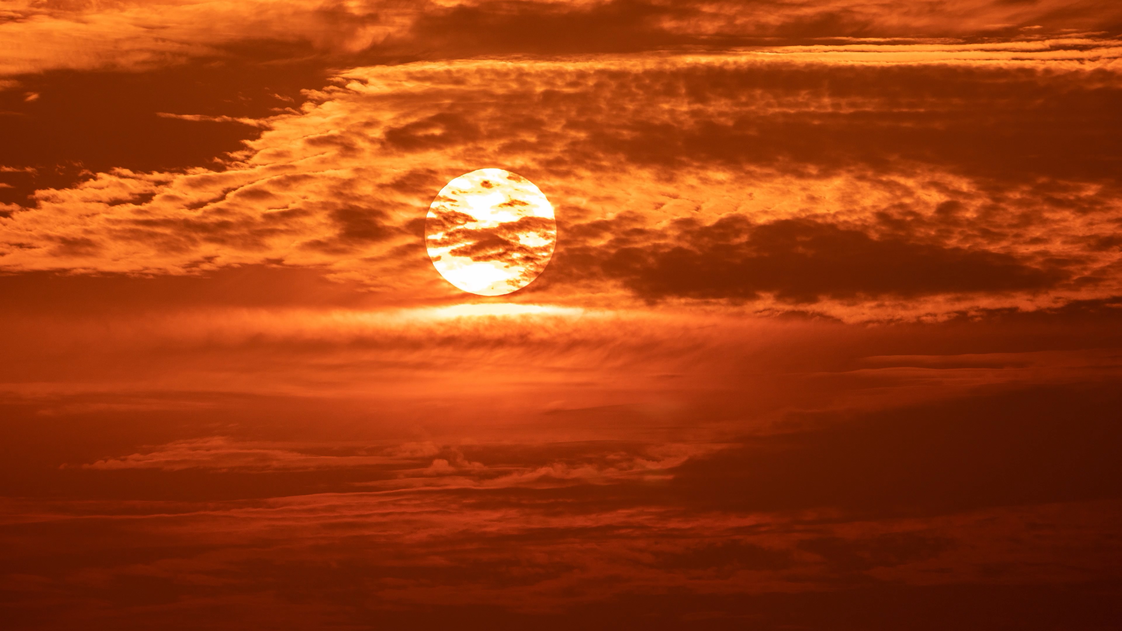 4k血红夕阳云层日落太阳特写延时视频的预览图
