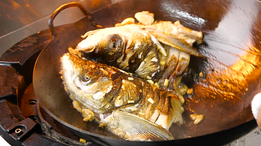 1080升格厨师烹饪鱼头煎鱼头颠锅翻锅火焰视频的预览图