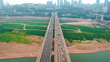 4k重庆长江大桥航拍车流交通视频的预览图