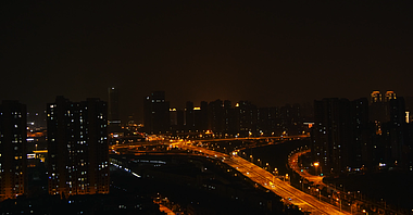 4K夜间交通夜晚高架桥车辆行驶光影视频的预览图