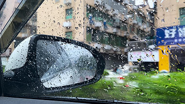 4K实拍下雨天出租车窗外风景视频的预览图