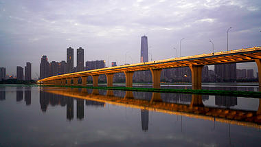 4K武汉城市地标沙湖大桥夜景延时实拍视频视频的预览图