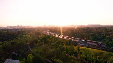 4K实拍夕阳下城市马路车流车水马龙视频素材视频的预览图