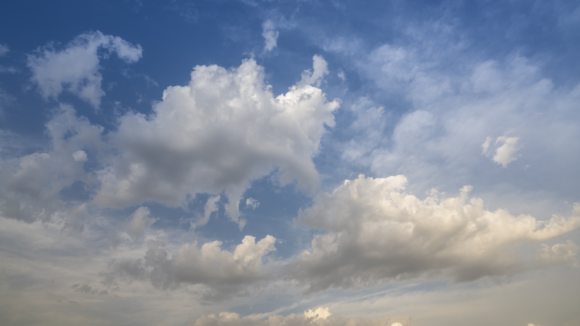 4K蓝天白云天空空境航拍视频的预览图