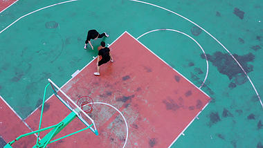 4K航拍操场上男孩打篮球有肖像视频的预览图