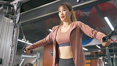 4K年轻女性在健身房龙门架撸铁健身视频的预览图