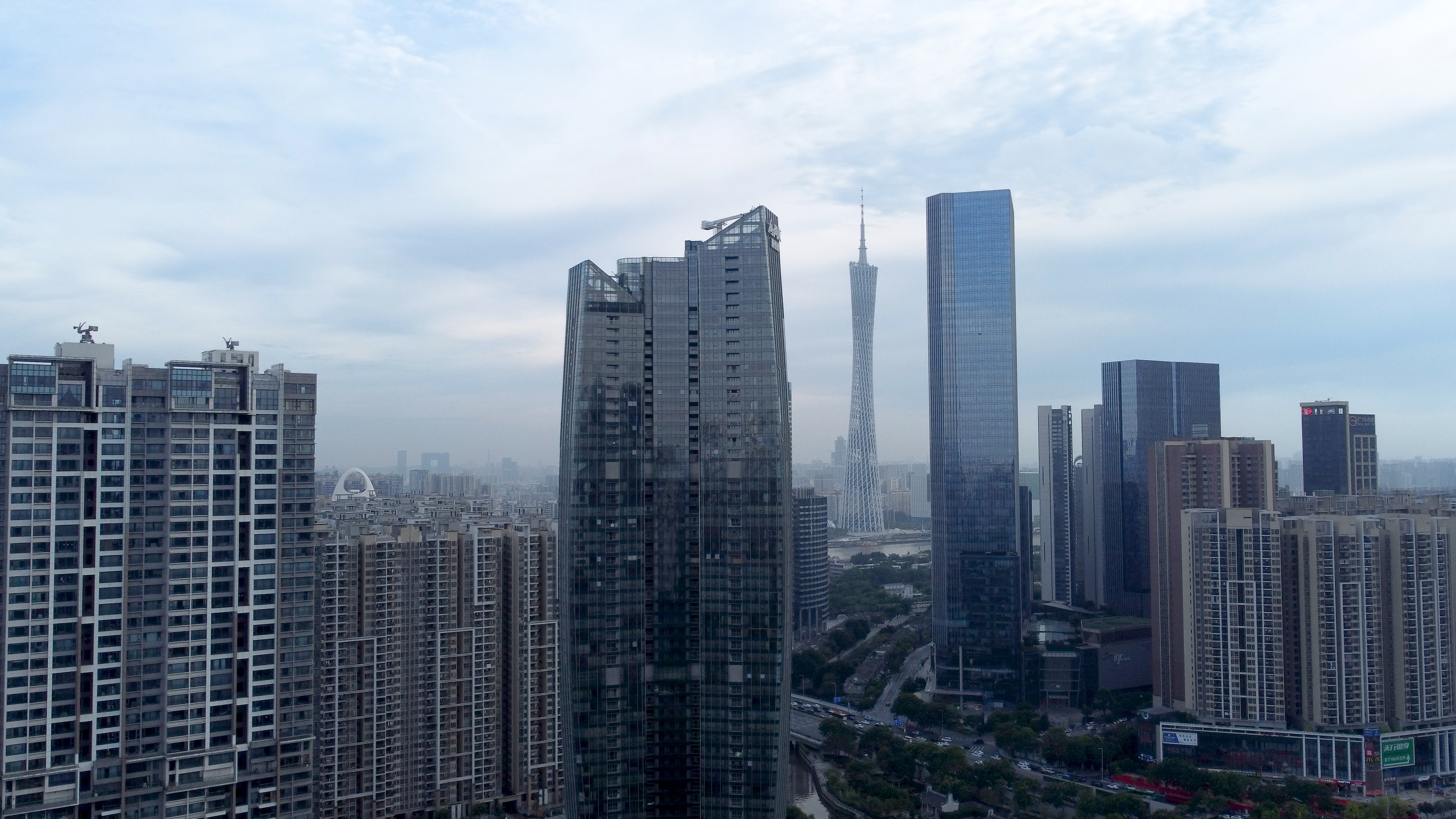 4k航拍广州城区城市交通广州塔地标建筑视频的预览图