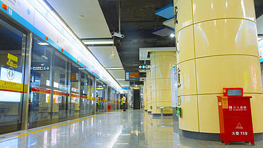4k广州APM线地铁站上下车人流实拍延时视频的预览图
