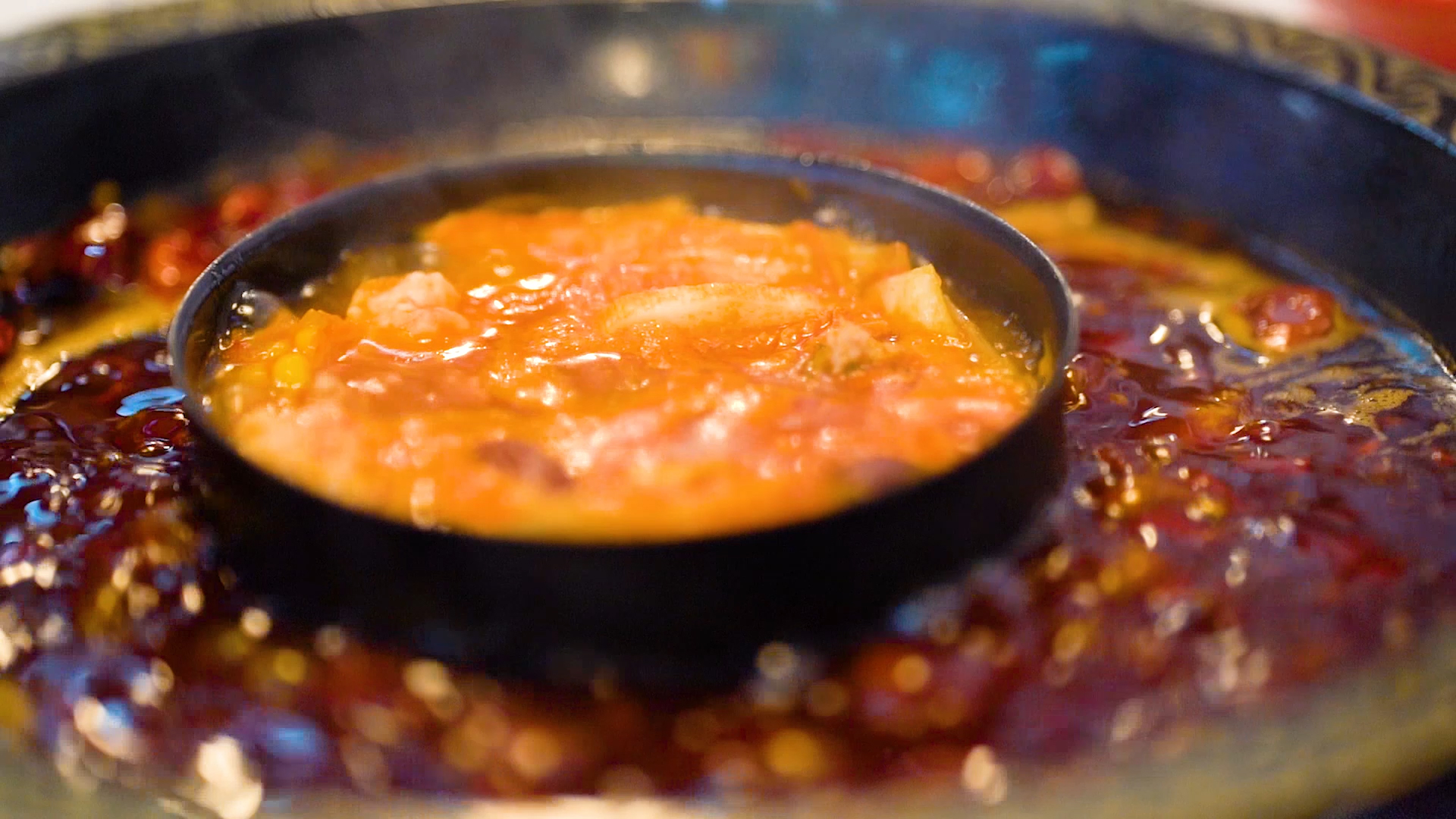 4K实拍高清番茄红汤火锅锅底沸腾视频的预览图