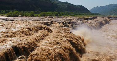 4K黄河壶口瀑布自然景观航拍祖国山河视频的预览图