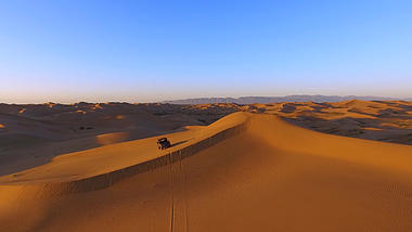 1080沙漠落日越野车行驶航拍视频的预览图