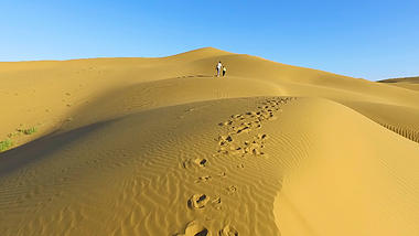 1080金黄的沙漠游客玩耍航拍视频的预览图