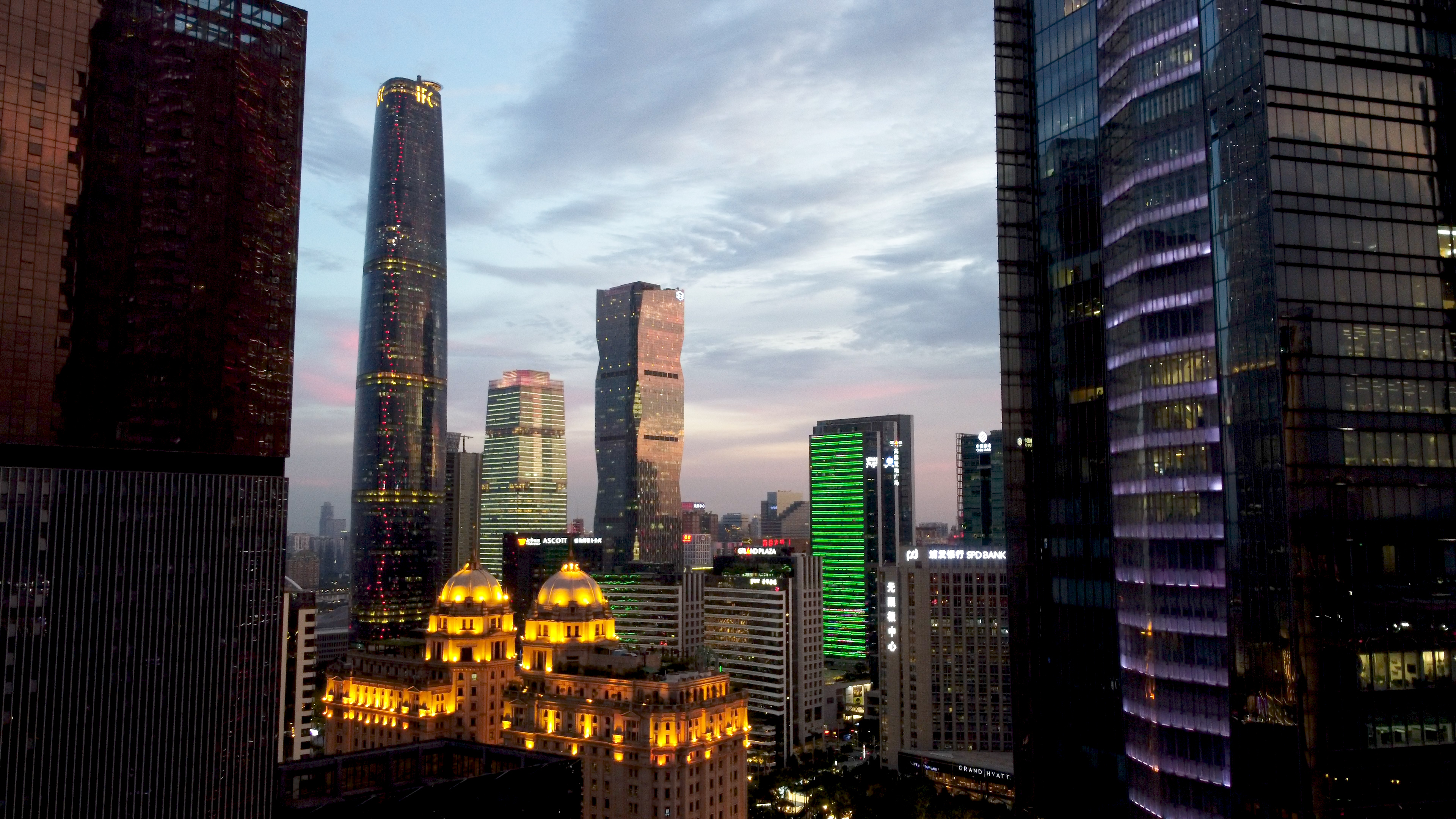 4k航拍广州城区cbd夜景中轴线珠江新城商务大楼视频的预览图
