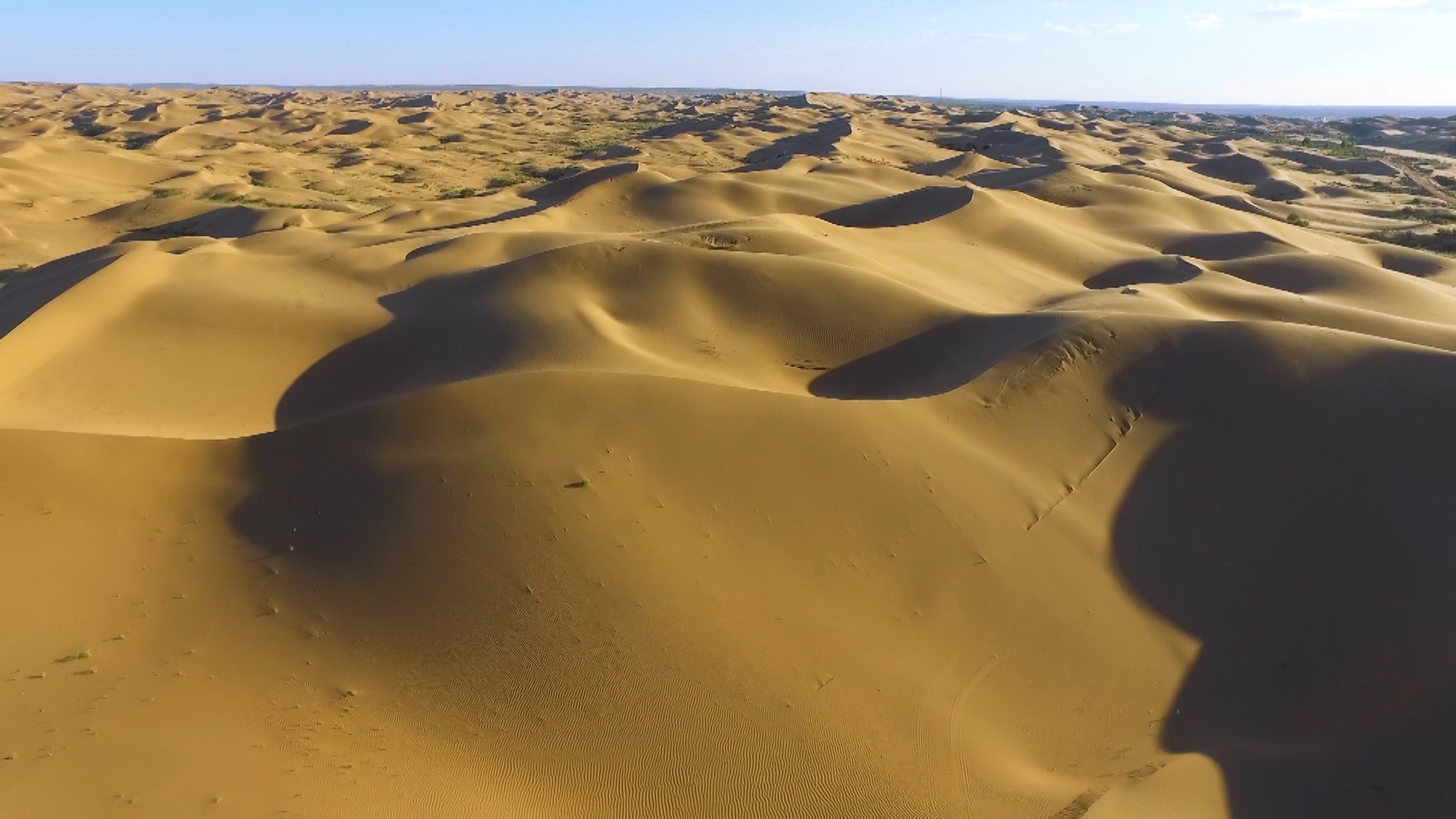 1080新疆塔克拉玛干沙漠航拍祖国风光视频的预览图