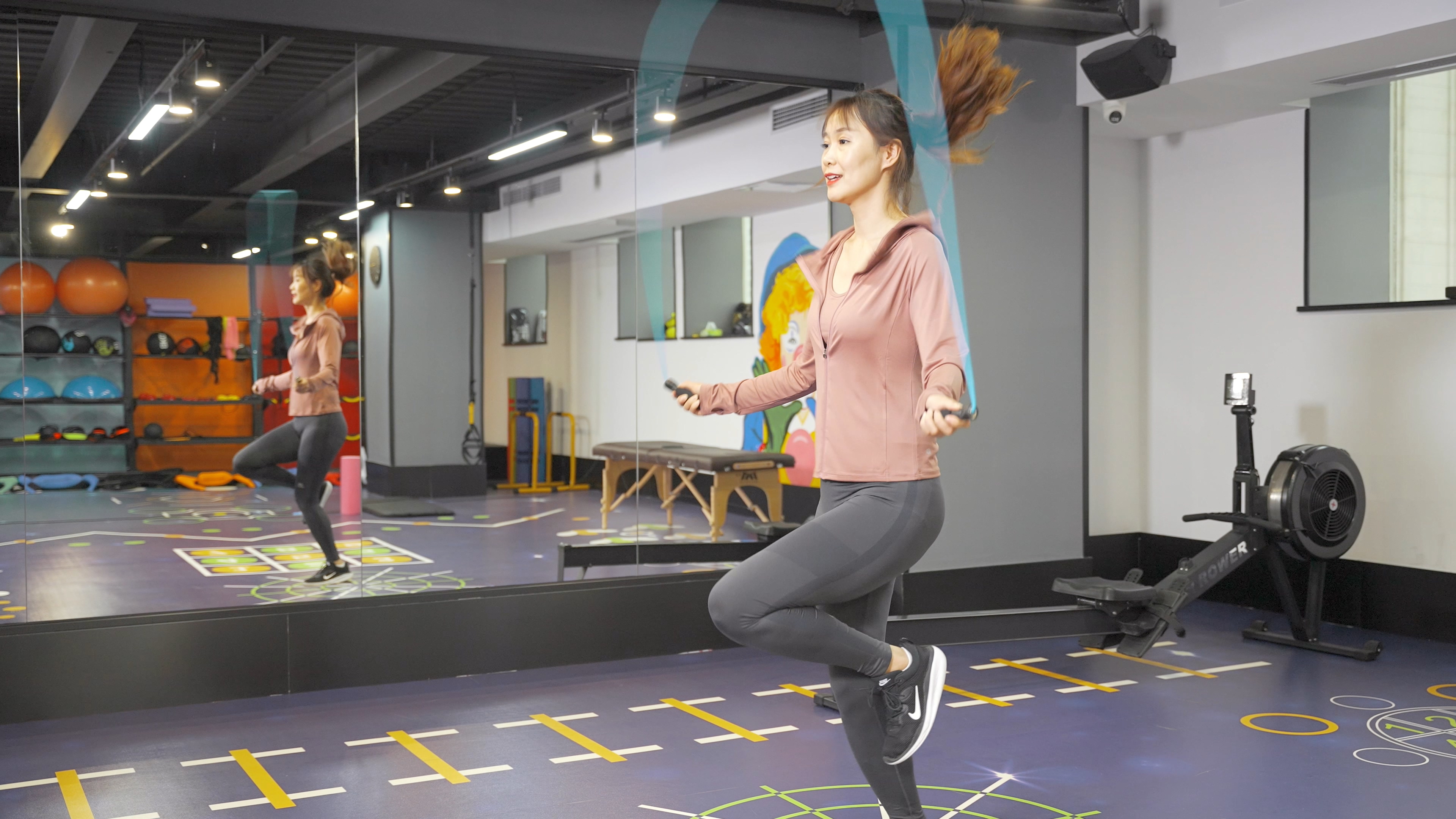4K美女健身房跳绳有氧热身训练运动视频的预览图