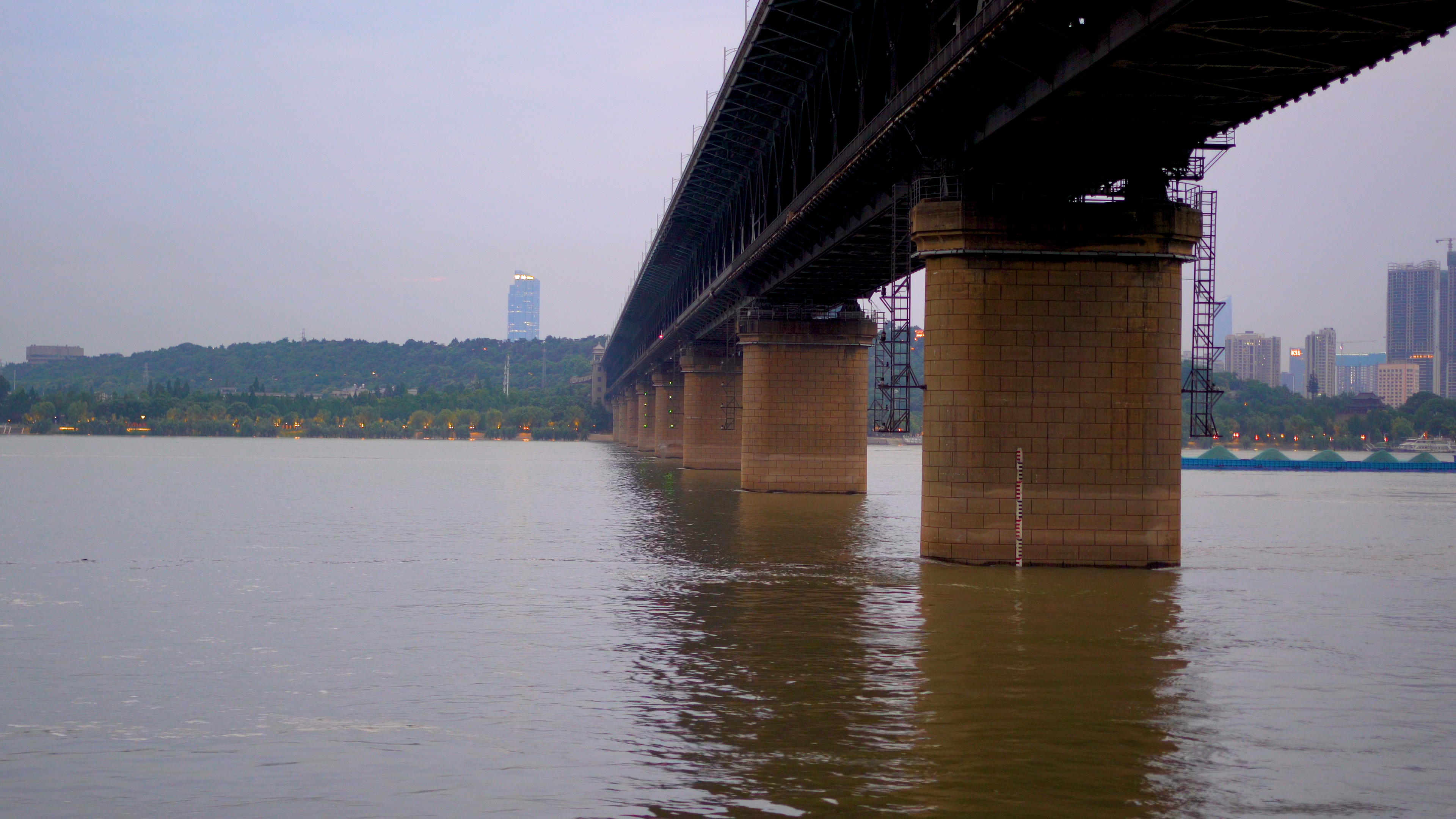 4K武汉城市地标长江大桥实拍视频视频的预览图