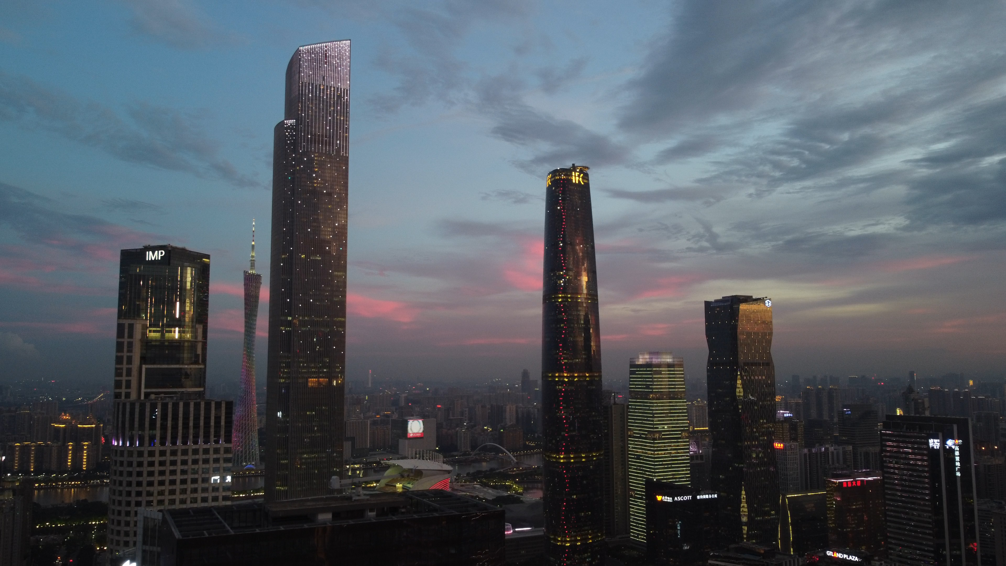 4k航拍广州cbd夜景广州塔地标商务大楼视频的预览图