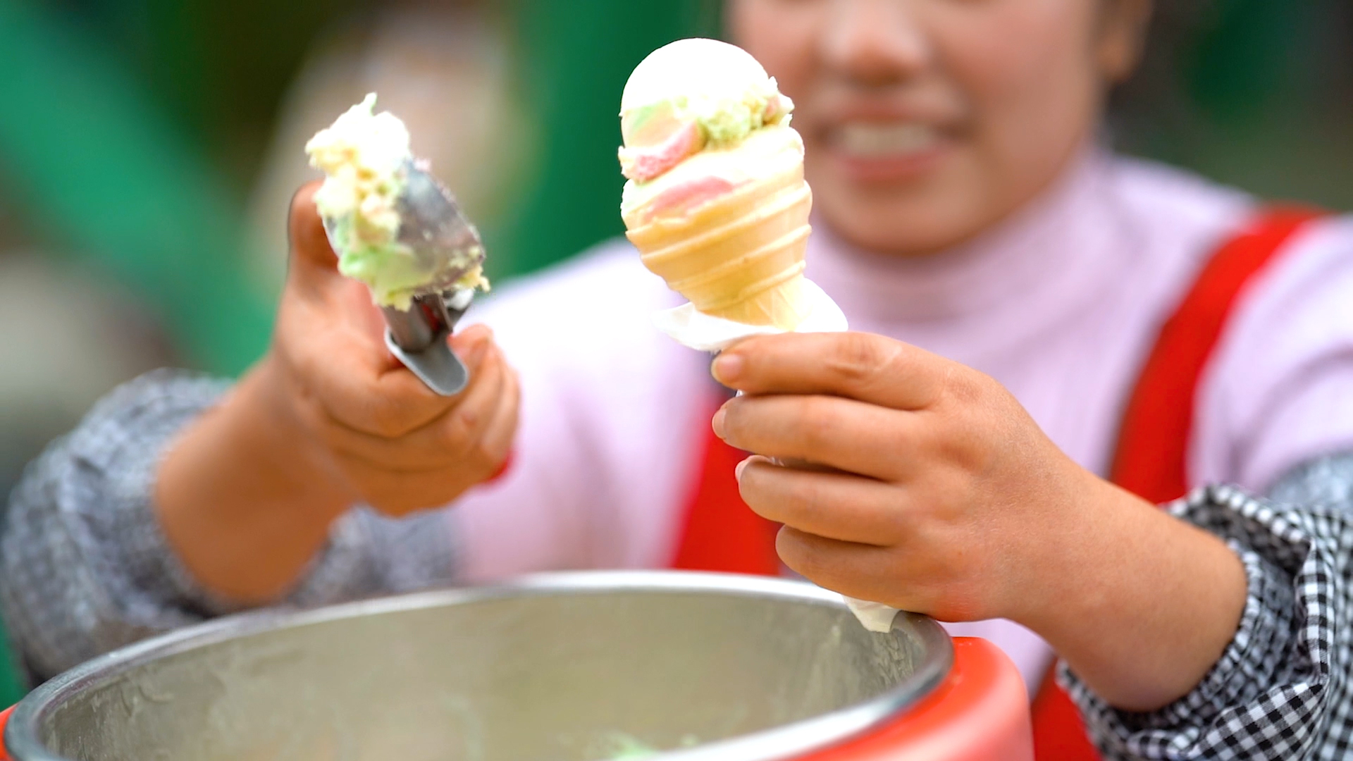 4K实拍夏日夏天手工冰淇淋升格视频的预览图