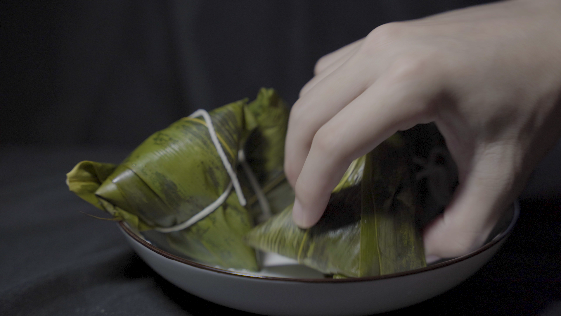 4k传统节日端午剥粽子转盘展示实拍视频的预览图