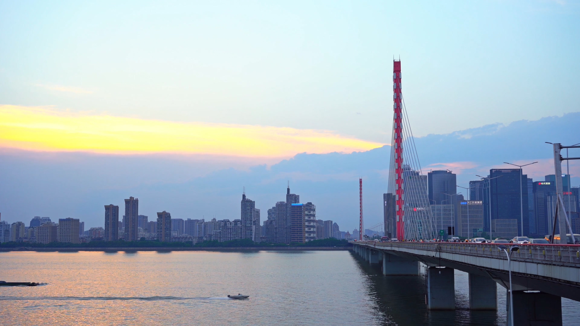4K杭州钱江三桥钱塘江快艇货轮运输晚霞视频的预览图