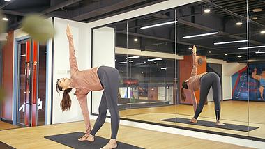 4K操室体操普拉提瑜伽伸展拉伸运动视频的预览图