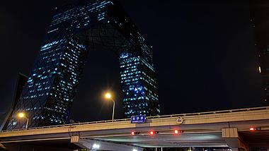 4K延时北京地标央视总部大楼大裤衩车流商务夜景大楼大厦视频的预览图