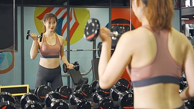 4K健身房美女撸铁哑铃手臂力量训练视频的预览图
