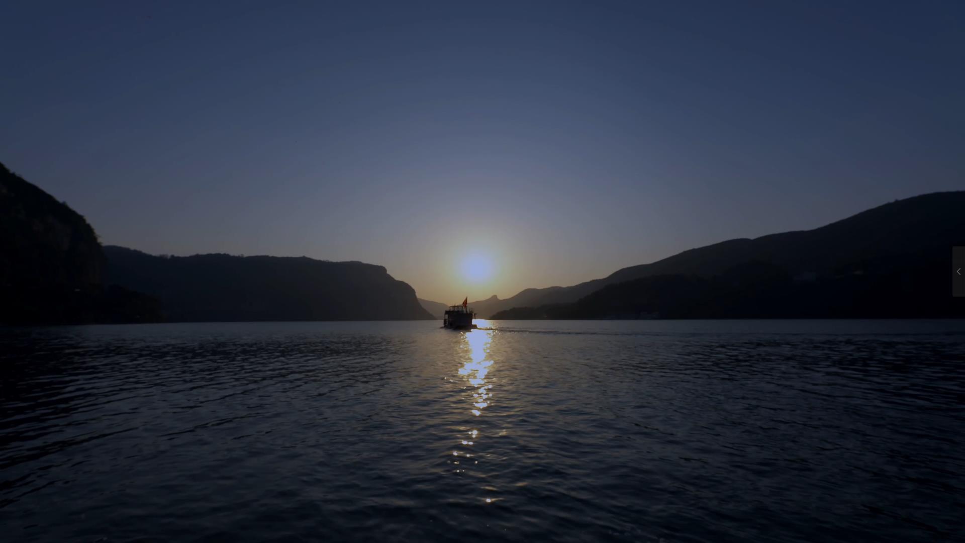 4K夕阳下河流轮船红船汽船视频的预览图