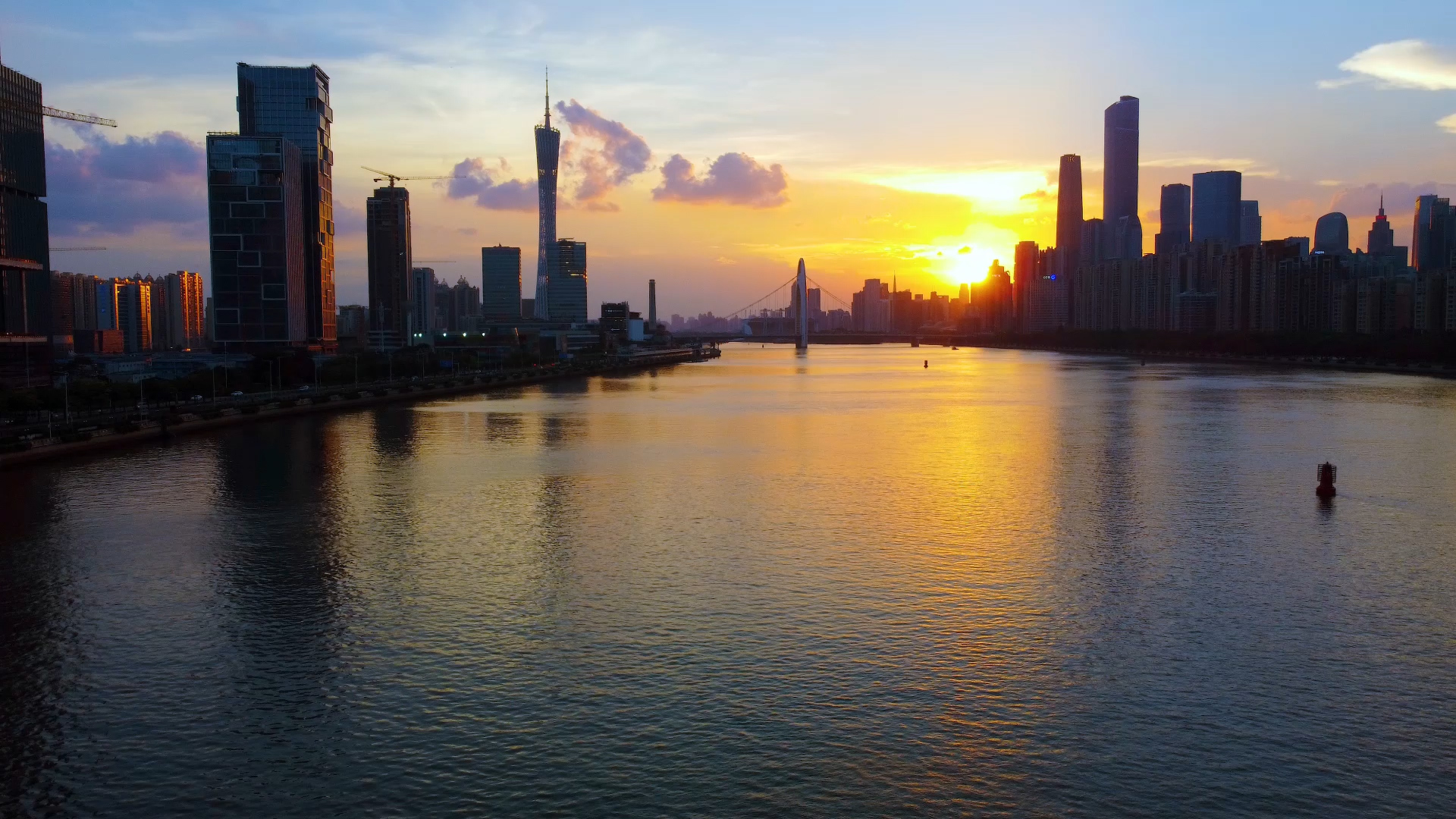 4k广州地标CBD珠江日落晚霞夕阳下的城市航拍视频的预览图