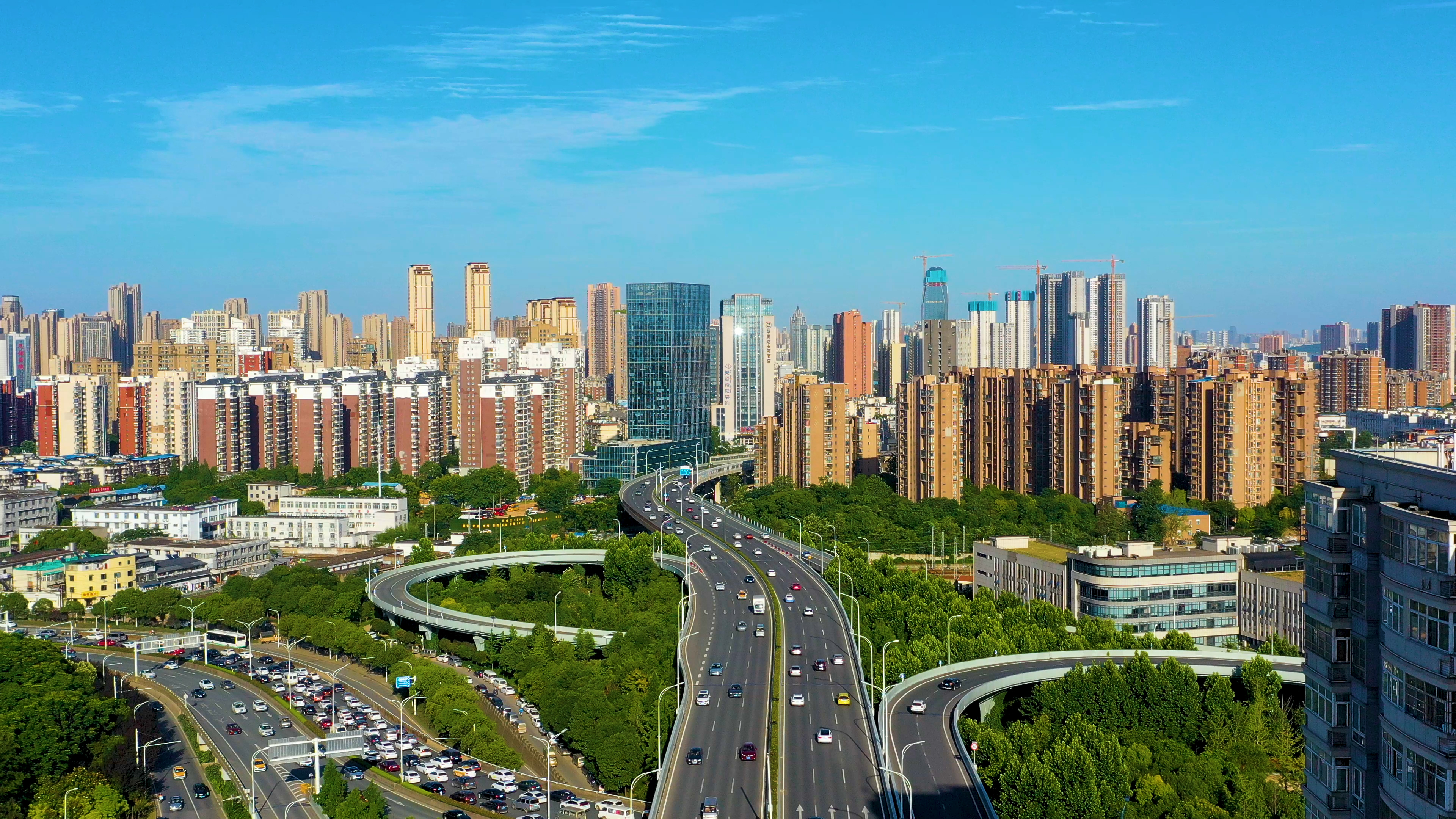 4K武汉城市交通枢纽梅家山立交桥实拍视频视频的预览图