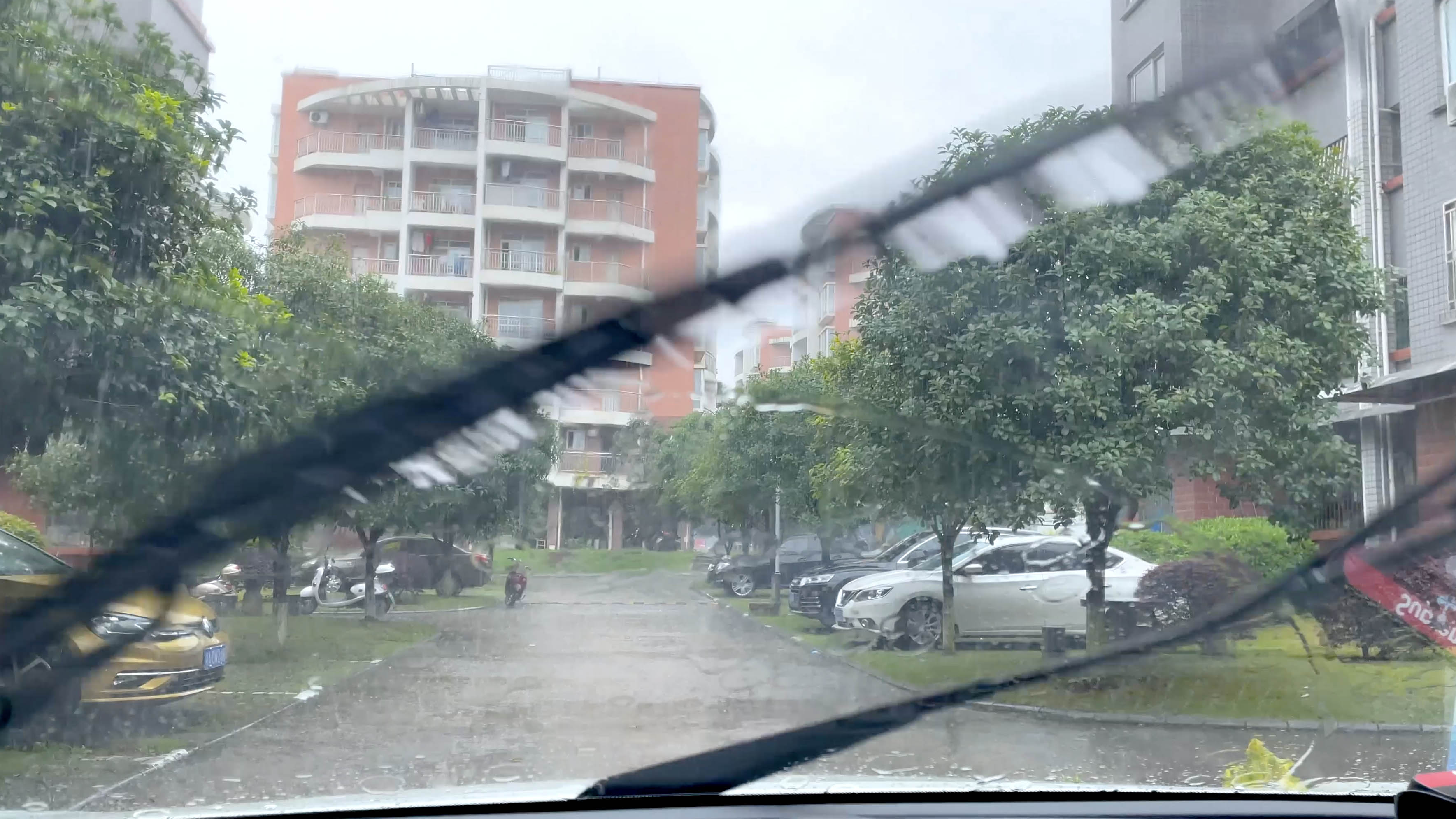 4k下雨天汽车雨刷摆动升格实拍素材视频的预览图